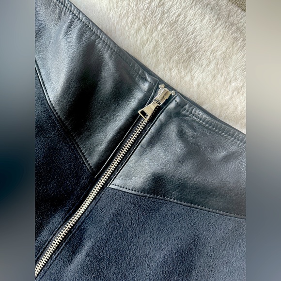 Black leather skirt with silver zipper - Picture 2 of 5